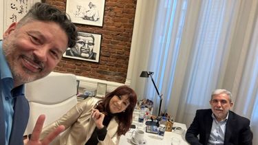 El intendente de Merlo, Gustavo Menéndez, junto a Cristina Fernández y Aníbal Fernández. (X/@gustavomenendez)