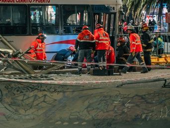 Los servicios de emergencia atendieron a las víctimas luego de que un colectivo atropellara a varias personas en una parada de colectivos. (FOTO Qué Digital) Los servicios de emergencia atendieron a las víctimas luego de que un colectivo atropellara a varias personas en una parada de colectivos. (FOTO Qué Digital)