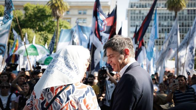 Axel Kicillof participó este jueves de la ronda número 2.486 de las Madres de Plaza de Mayo en el día que hubiera cumplido 97 años Hebe de Bonafini. (Prensa Gobernación)