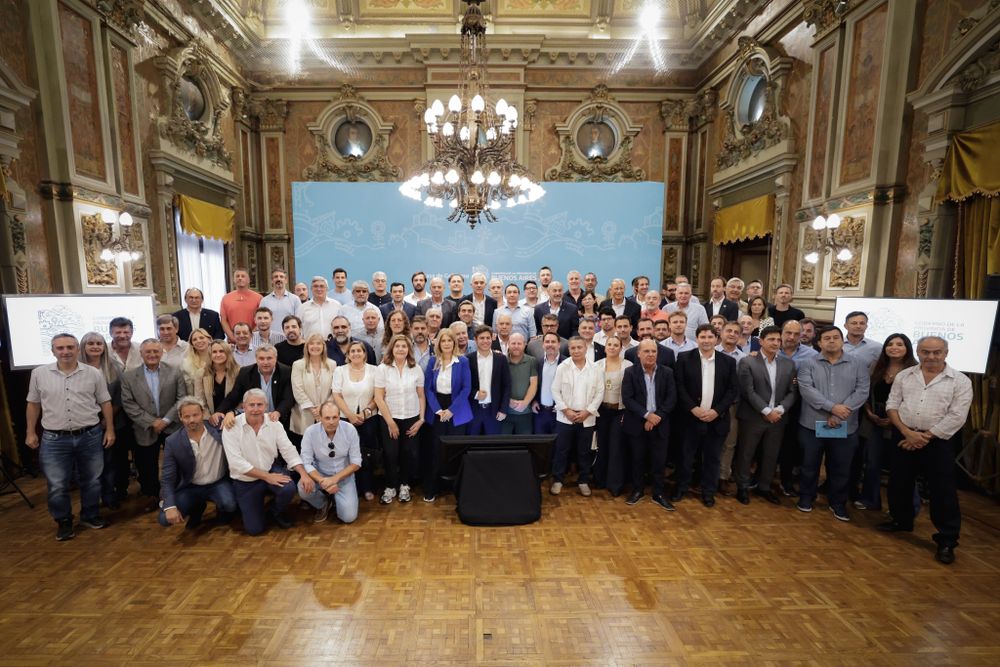 Axel Kicillof en el Salón Dorado, junto a los intendentes.&nbsp;