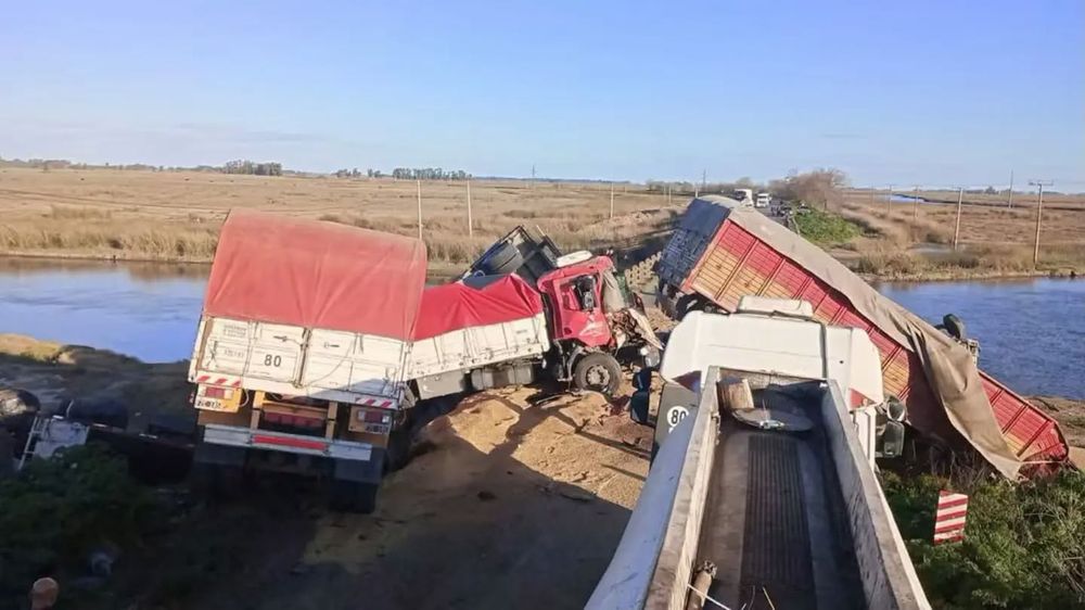 Los camiones quedaron sobre el puente que cruza el arroyo Saladillo.