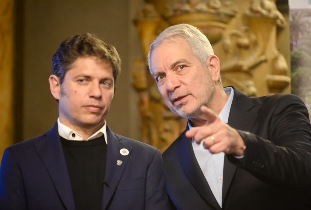 El gobernador bonaerense Axel Kicillof y el intendente de La Plata, Julio Alak.