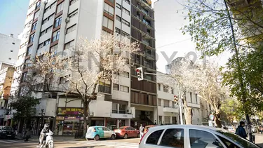 Manuel Adorni tiene declarado un departamento en el centro de La Plata.