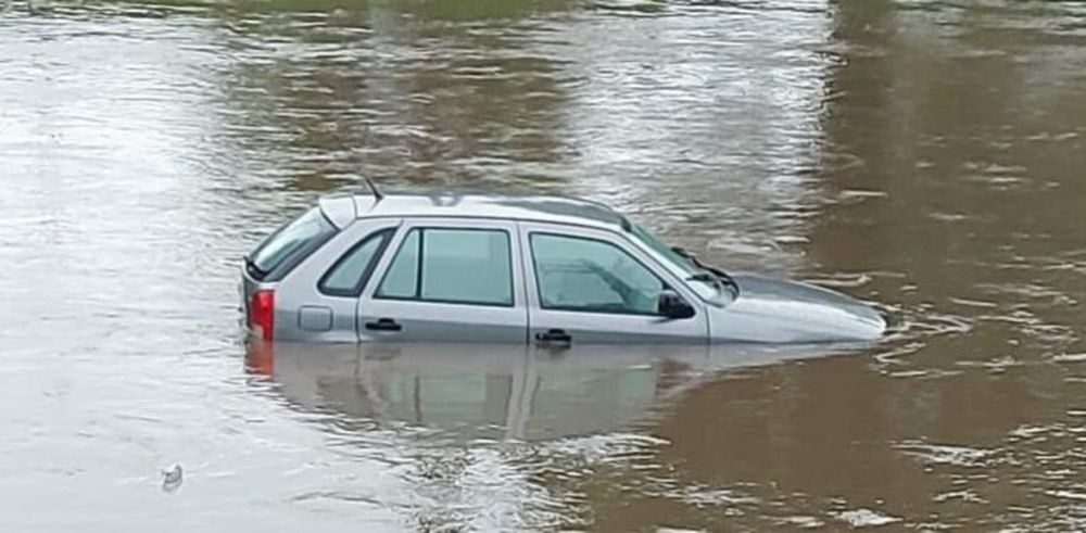 Un auto en el arroyo de Azul.