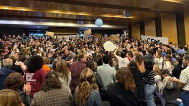 El festejo de los participantes de la Asamblea Universitaria, tras votarse el pase a facultad de la Escuela de Medicina.