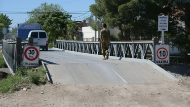 Uno de los puentes de Bahía Blanca aportados por el Ejército. (Emilia Maineri/La Nueva.)