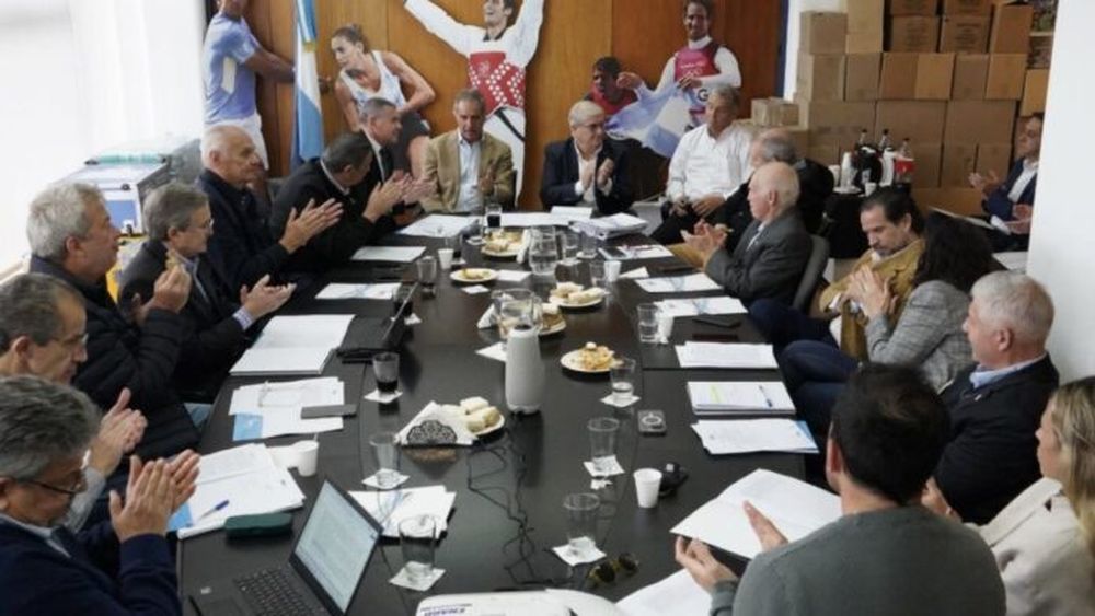 Daniel Scioli, en la cabecera de la mesa junto al titular del Comité Olímpico Argentino, Mario Moccia. - Deportes -
