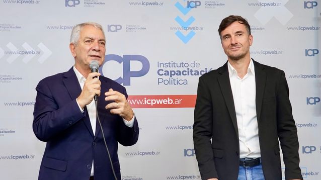 El intendente de La Plata, Julio Alak, encabezó el encuentro junto a su par de Morón, Lucas Ghi.