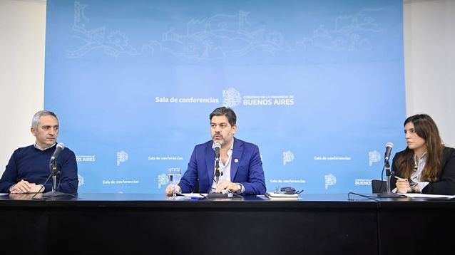 Carlos Bianco junto a los ministros Andrés “Cuervo” Larroque y Daniela Vilar.