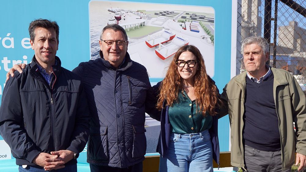 Arturo Rojas, Guillermo Soldini, Jimena López y Hugo Obregozo junto al cartel de la obra. (Ecos Diarios)