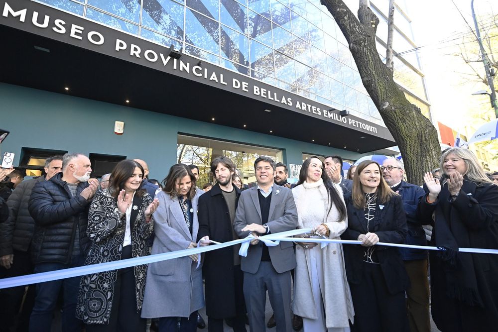 La reinauguración del Museo Provincial de Bellas Artes “Emilio Pettoruti” contó con la presencia de Axel Kicillof y muchos funcionarios.