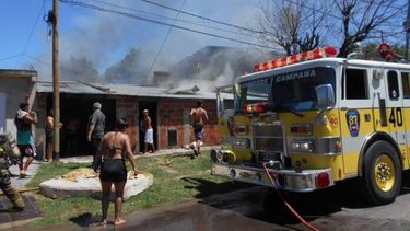 Los bomberos trabajaron en el incendio de la casa incendiada en Camapana, donde murieron cuatro hermanitos. (El Campanense Diario)
