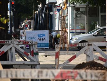 Un operario de ABSA trabaja en una vereda. Un operario de ABSA trabaja en una vereda.