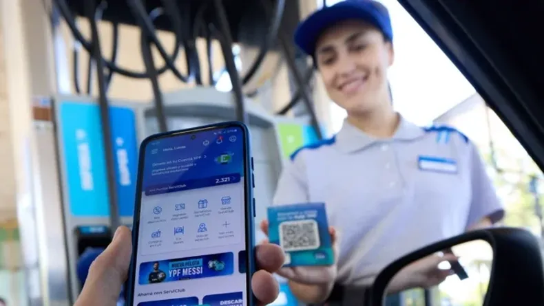 Un usuario oagando con la app de YPF.
