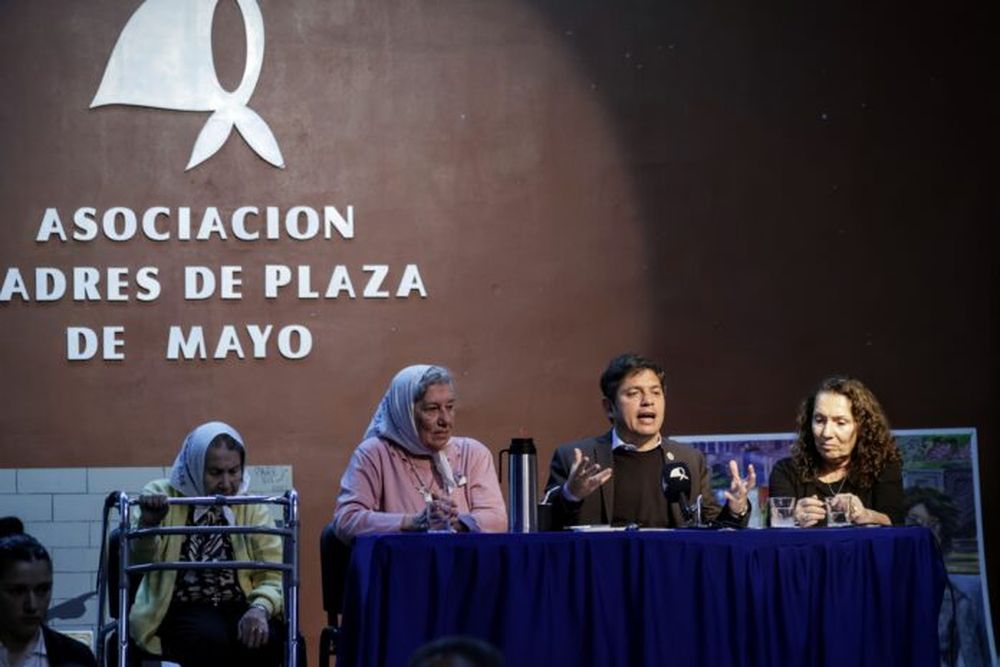Kicillof con Madres de Plaza de Mayo