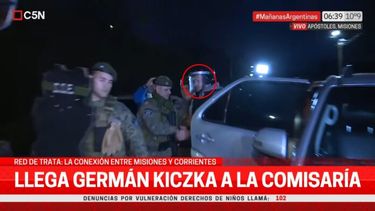 El arribo de Kiczka a la comisaría de Apóstoles, esta mañana. (Captura de video)