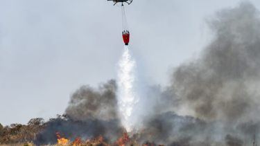 Un helicóptero trabajando en un incendio.
