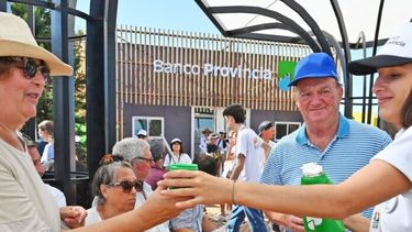 Las clásicas mateadas en el stand del Banco Provincia en Expoagro 2024. (X/@bancoprovincia)