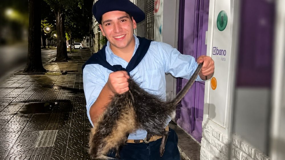 Uno de los agresores, Bautista Bravo, se fotografió con el coipo o nutria criolla luego de matarlo a matadas. Uno de los agresores, Bautista Bravo, se fotografió con el coipo o nutria criolla luego de matarlo a matadas.