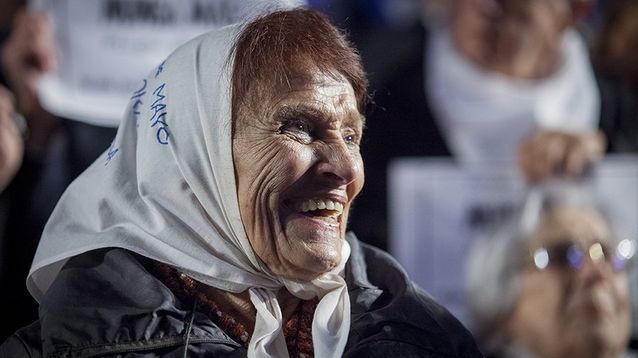 A los 95 años murió Taty Almeida, una referente de Madres de Plaza de Mayo.