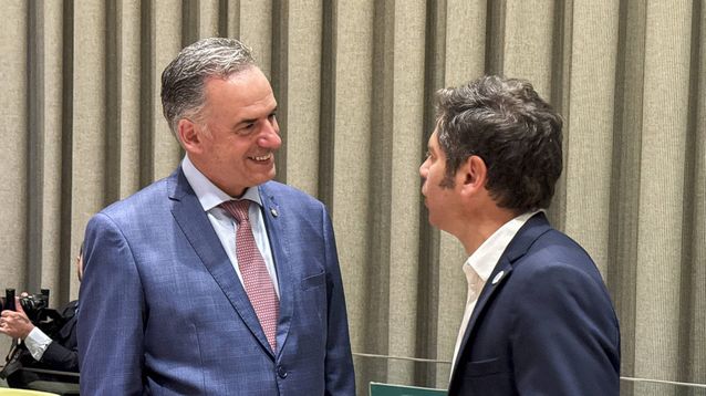 Kicillof con Yamandú Orsi.&nbsp;
