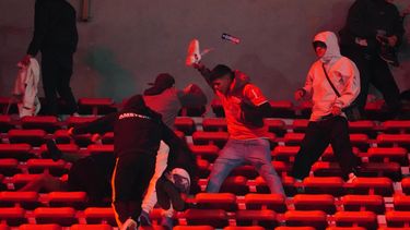 La pelea en las tribunas que obligó a la cancelación del partido entre Independiente y Universidad de Chile. (Olé)