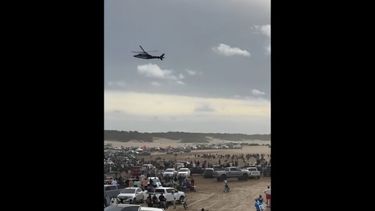 El helicóptero con el cantante Perro Primo llega a la playa “La Olla” en Pinamar. (Captura de video)