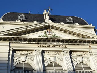 El Palacio Legislativo de La Plata, sede de la Suprema Corte bonaerense. El Palacio Legislativo de La Plata, sede de la Suprema Corte bonaerense.