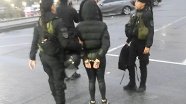 El momento de la detención de la presunta estafadora. -La Capital -