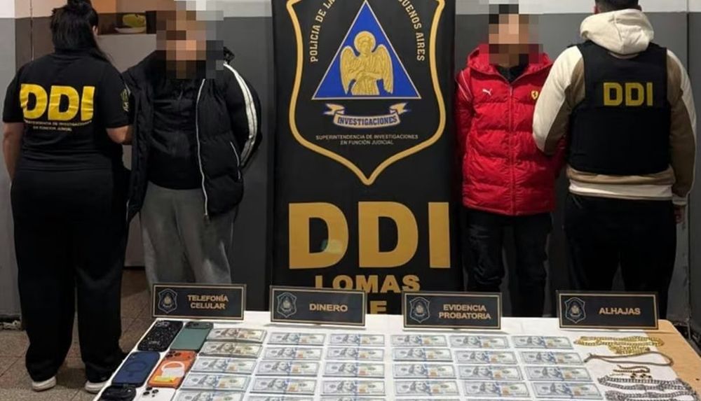 La viuda negra y su novio al ser detenidos. En primer plano, a mitad de los dólares que, según la víctima, le fueron sustraídos.