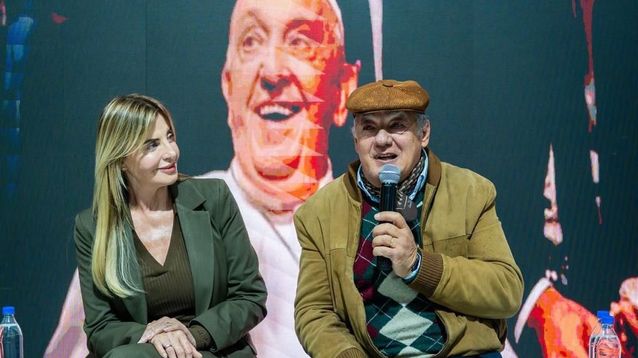 La intendenta Fassi escucha atentamente la exposición de José María del Corral, director de Scholas Occurrentes, sobre la figura de Francisco.