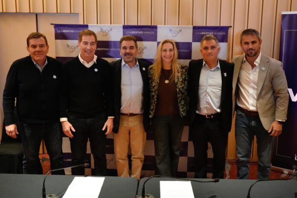 Los dirigentes del PRO y LLA que sellaron el acuerdo en la provincia de Buenos Aires. (X @cristianritondo)