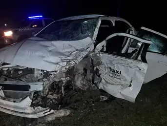 Así quedó el Fiat Cronos utilizado como taxi por una empresa de Tres Arroyos, cuyo conductor permanece internado en el HIGA de Mar del Plata.&nbsp;