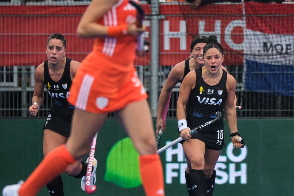 Majo Granatto celebra su gol en la final ante Países Bajos que significó el empate de Las Leonas.