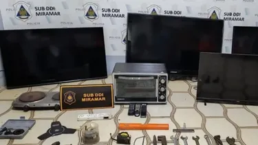 El botín encontrado en las viviendas de los policías. - La Capital -