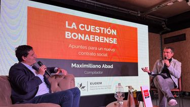 El senador nacional Maximiliano Abad junto al periodista Paulino Rodrigues en la presentación de su libro La Cuestión Bonaerense.