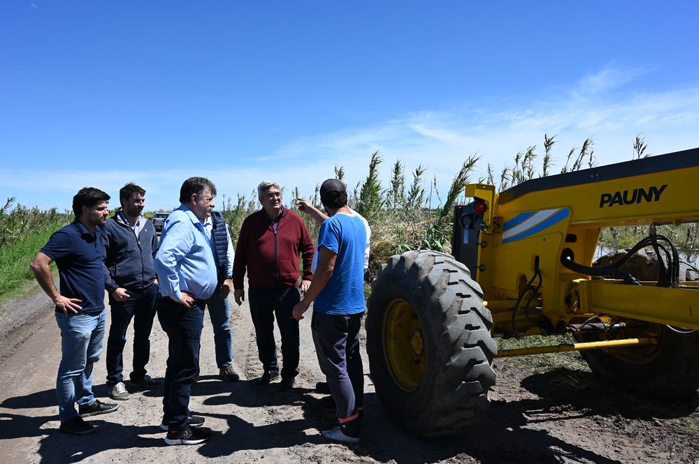 El ministro de Desarrollo Agrario bonaerense, Javier Rodríguez, recorre zonas inundadas.&nbsp;