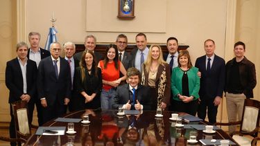 Javier Milei rodeado del nuevo Gabinete.&nbsp;