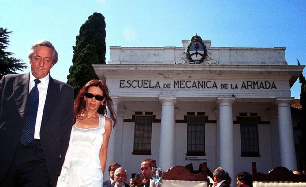 Cristina Fernández y Néstor Kirchner durante la recuperación de la Esma. - X -