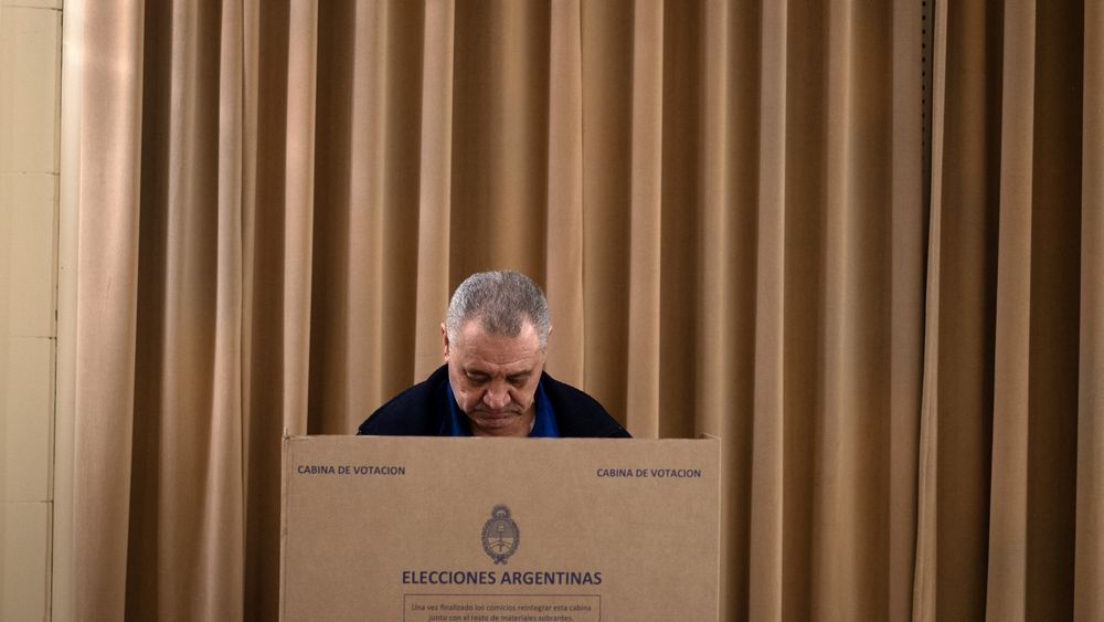 Un hombre votando con la Boleta Única Papel. (Agencia Xinhua) Un hombre votando con la Boleta Única Papel. (Agencia Xinhua)