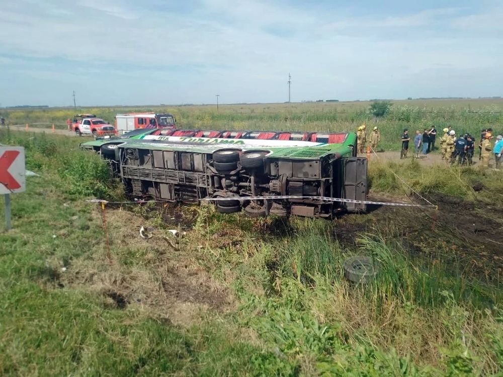 El colectivo quedó volcado en el kilómetro 325 de la Ruta 2.