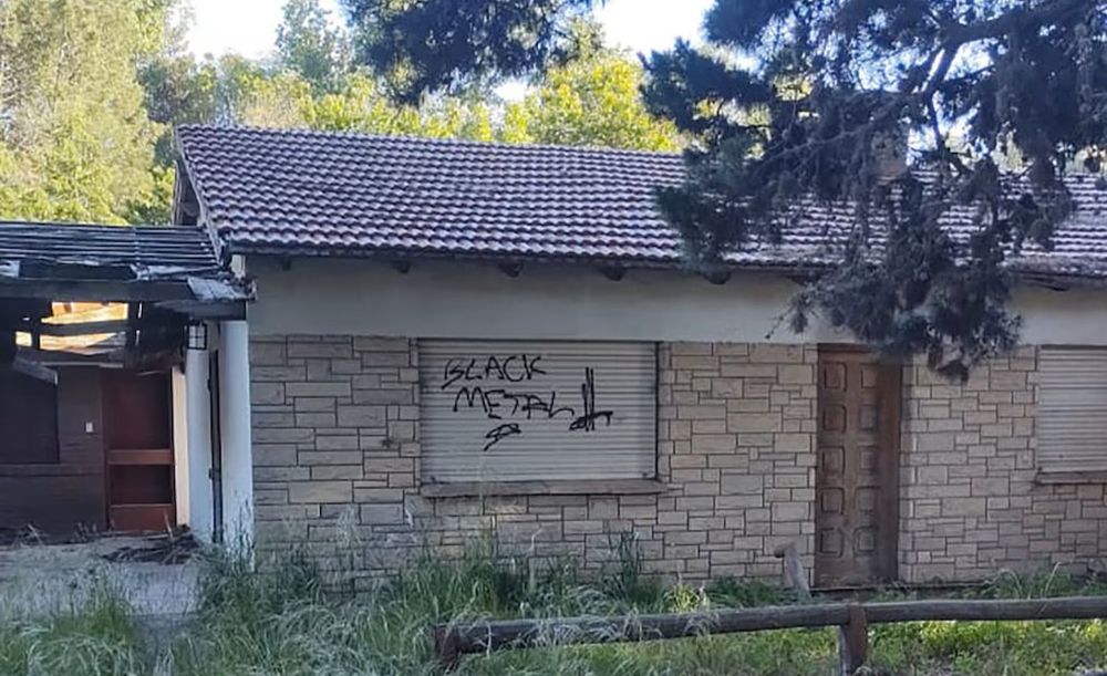 Una de las pintadas que aparecieron en Halloween en Pehuén-Có. Una de las pintadas que aparecieron en Halloween en Pehuén-Có.