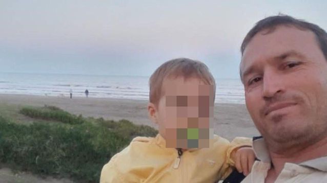 Gustavo Suárez junto a su hijo, al que mató de un balazo antes de suicidarse.