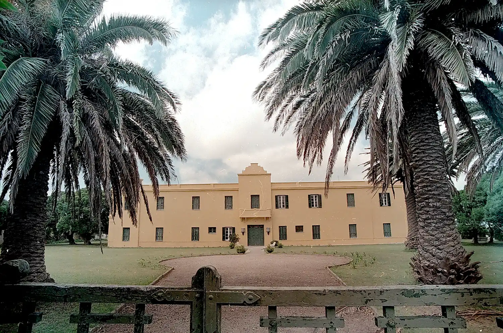 El Hotel Quequén, ícono de los veranos de lujo y tranquilidad que pasaban las familias porteñas de élite en las costas de Necochea. (Archivo Ecos Diarios)&nbsp;