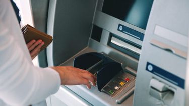 El miércoles no habrá bancos pero se podrá seguir operando en los cajeros automáticos.