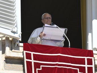 León XIV anunció su inminente operación desde la ventana de su despacho del Palacio Apostólico.