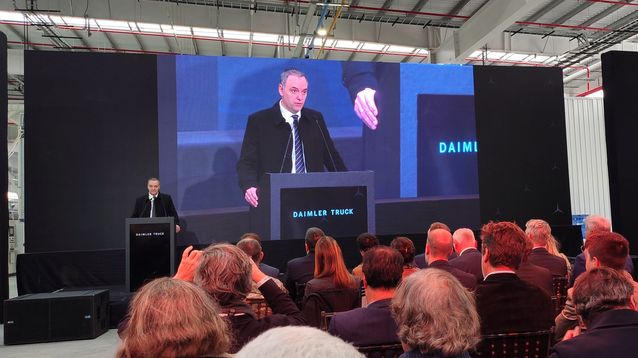 El jefe de Gabinete, Manuel Adorni, da un discurso en la nueva planta de Mercedes Benz en Zárate.