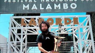 Matías Gallardo exhibe la copa en la entrada del Festival Nacional de Malambo 2026, en la ciudad cordobesa de Laborde.