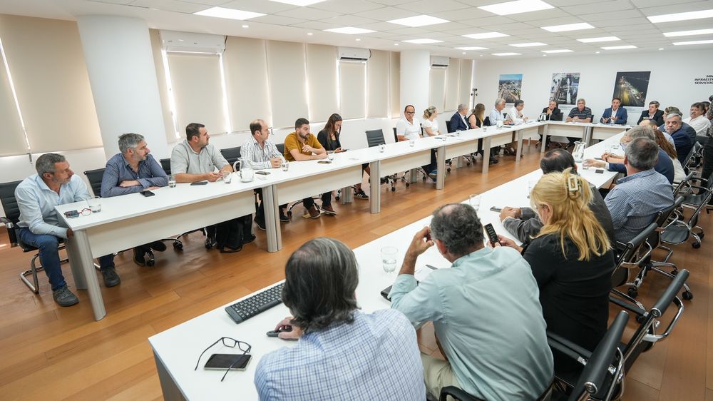 Ministros e intendentes en el anuncio de la licitación internacional en la cuenca del Salado.