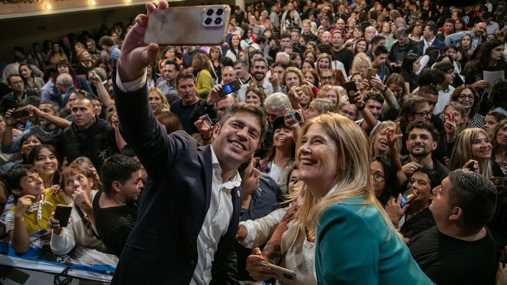 Kicillof con Magario en el Teatro Roma. Kicillof con Magario en el Teatro Roma.